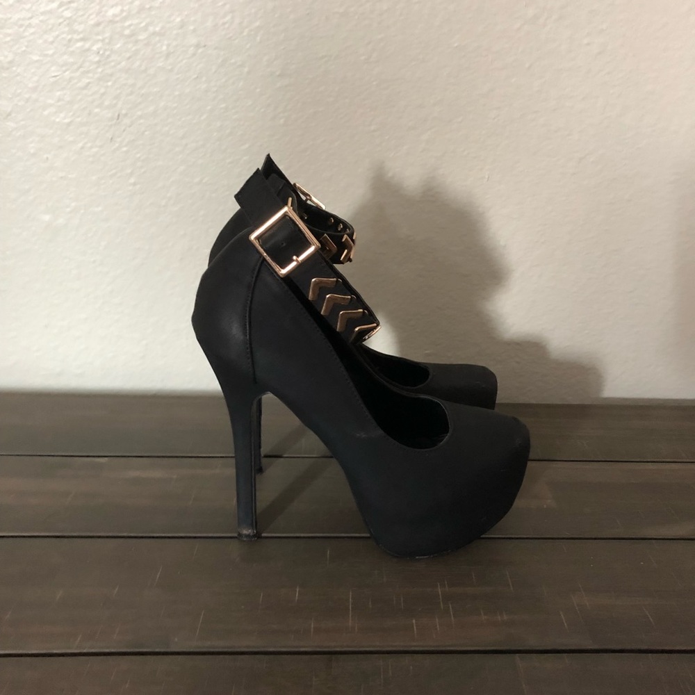 Black pumps